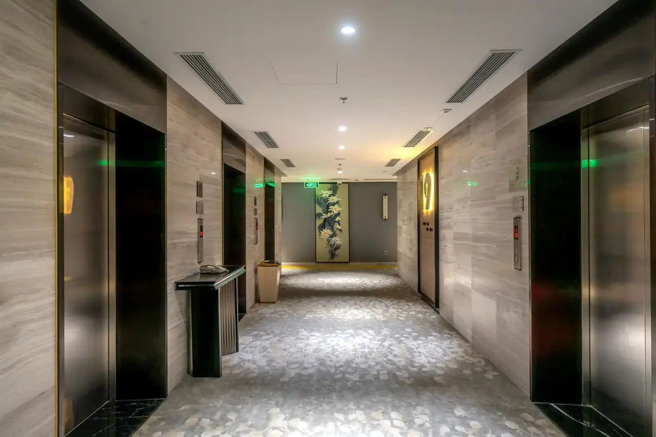 Yraeliresort interior corridor
